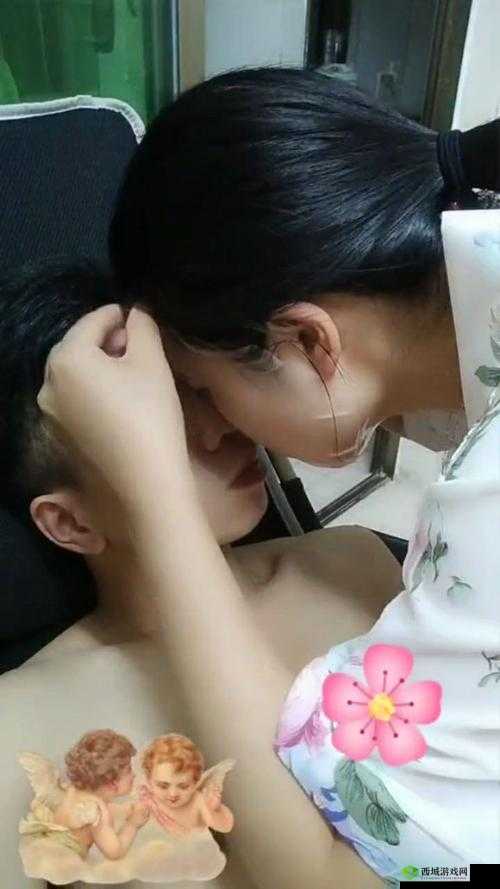 一面亲上边一面膜下边：独特的行为现象